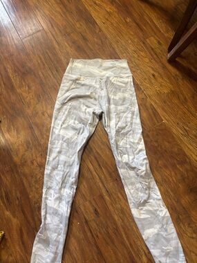 High-Waisted Women’s Leggings in Light Gray Camo